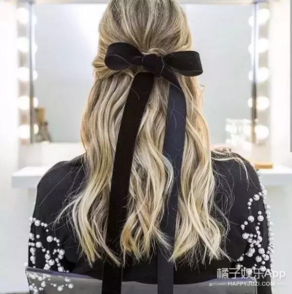 那么就可以使用一条天鹅绒质地的黑色丝带把头发绑起来,打个蝴蝶结