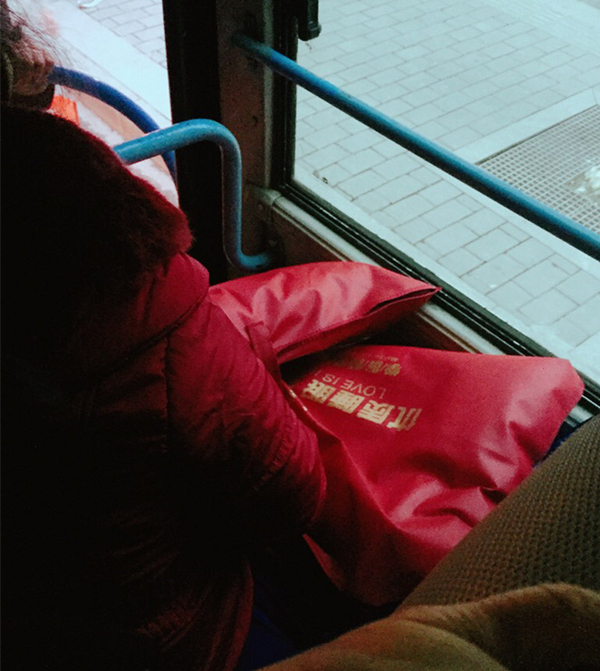 女子高峰期用枕头占座身旁老人一直站着