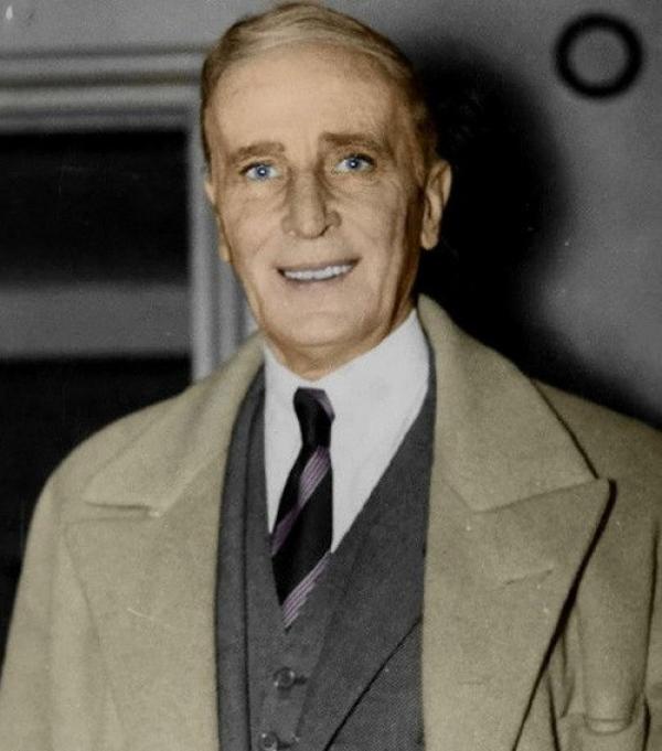 专栏·画外因|曾抱宠物狗的美男子,将神棍拉斯普庭带入地狱|尤苏波夫