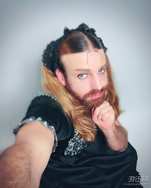 "大胡子辣妹"晒女装和服照 回眸一笑"杀伤力"十足