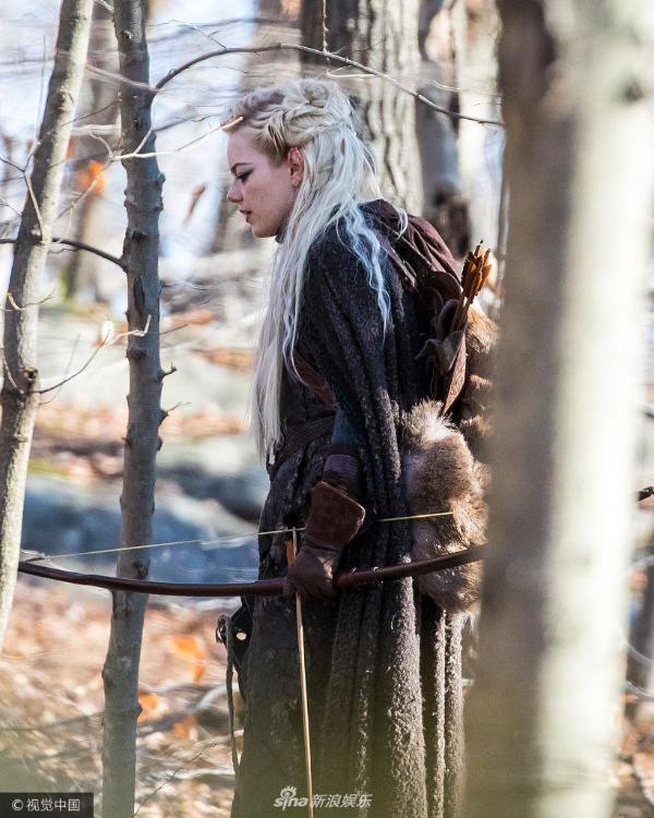 组图:艾玛·斯通穿长袍变森林女战士 持弓箭上演荒野求生