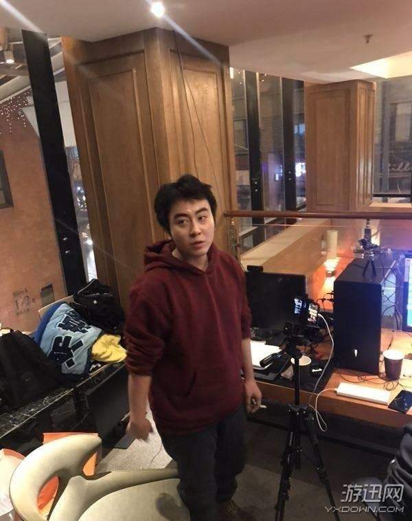 斗鱼蛇哥线下直播照片曝光 头发凌乱一脸憔悴