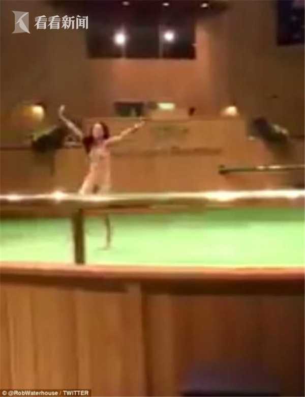 视频女子裸身侧翻抢戏马匹拍卖会观众打趣问教练呢