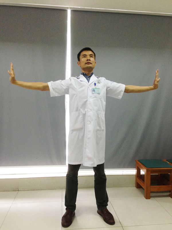 ③双臂下降呈9点15分状,立掌外推,双眼向前平视.