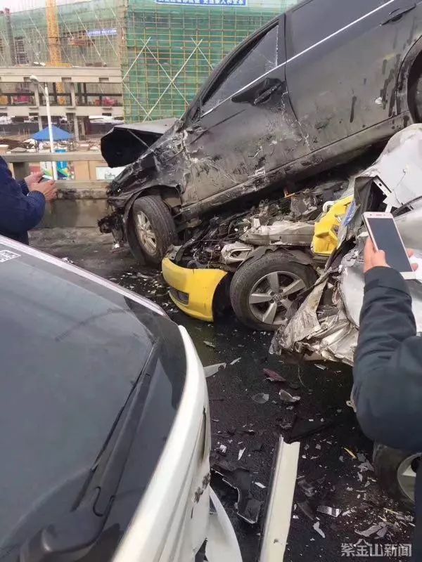 今晨南京发生大货车追尾事故最新警方通报