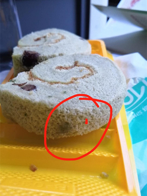 12日早上的时候,将蛋糕拿出来吃,吃了两口才发现蛋糕上面的霉点,顿时