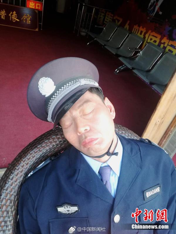 这个保安每天上班睡大觉却火了网友走过吓一大跳