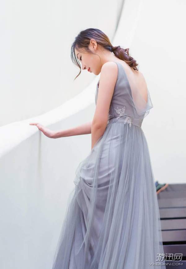 斗鱼学霸主播女流晒长裙美照雪白美背无比撩人