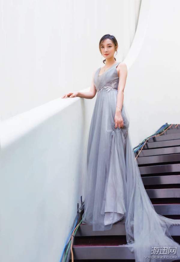 斗鱼学霸主播女流晒长裙美照雪白美背无比撩人