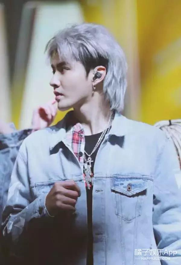 被权志龙新换的发型萌到了,这款发型真心考验颜值.