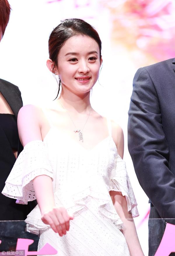 赵丽颖穿白裙 甜美比v卖萌显俏皮