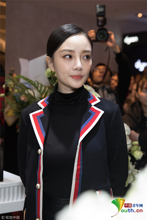 李小璐穿花边黑西装气色好 可爱甜笑露酒窝