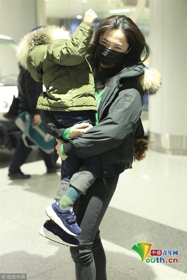 姚晨获儿子接机一路抱着走 小土豆躲镜头调皮可爱