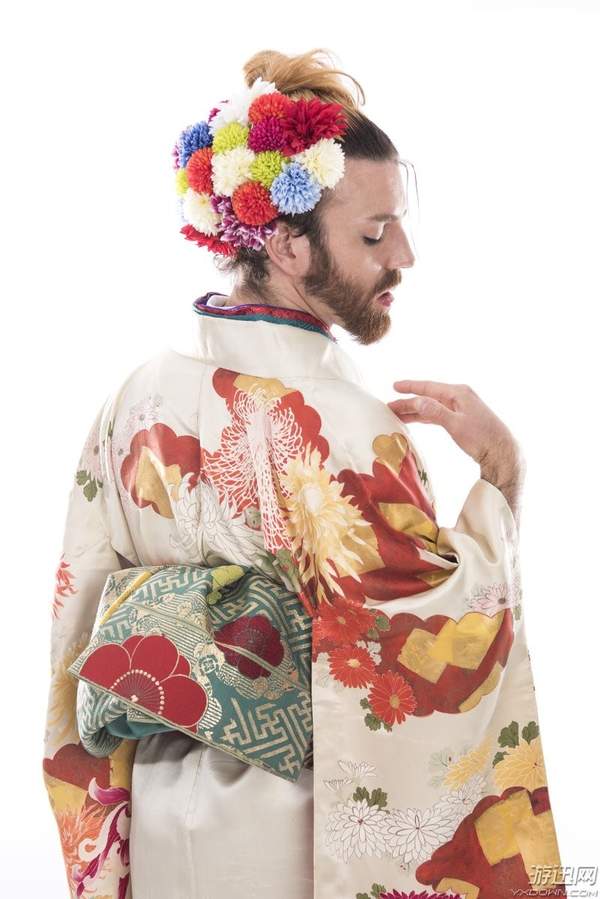 "大胡子辣妹"晒女装和服照 回眸一笑"杀伤力"十足