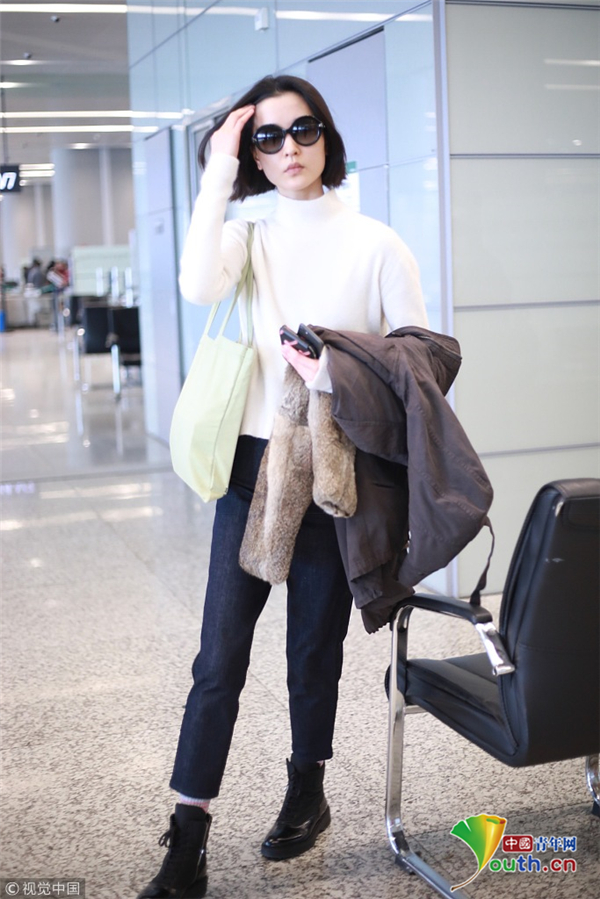 杜鹃机场冷漠脸自带气场 白衣牛仔裤简约时髦