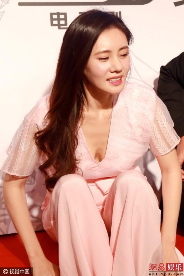 秋瓷炫穿薄纱裤露尴尬