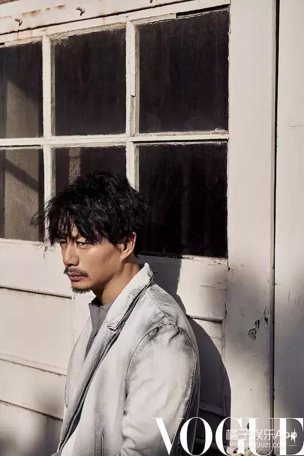 段奕宏凌乱胡茬尽显男性魅力