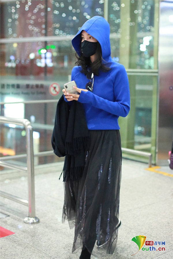 李冰冰蓝色帽衫配黑纱裙现身 戴口罩遮面酷感足