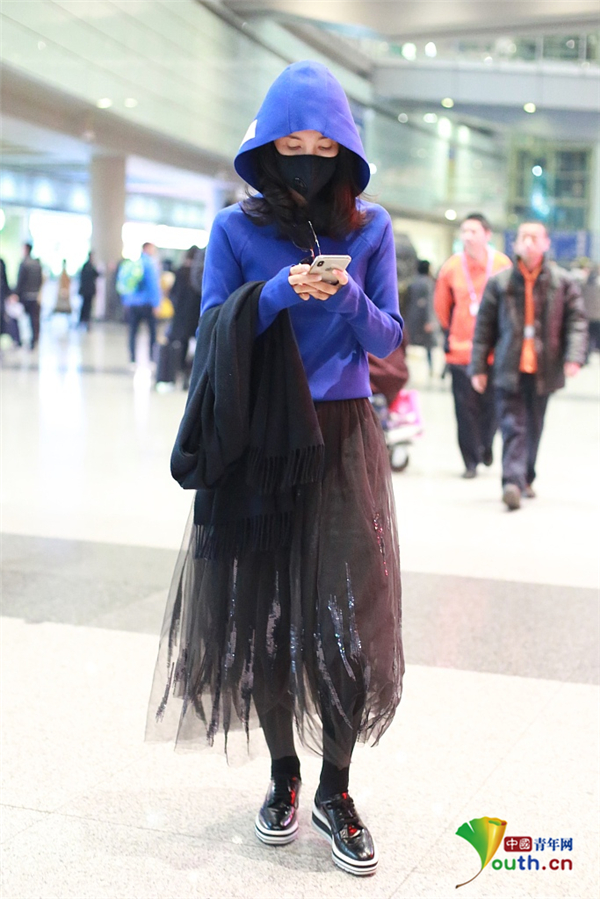 李冰冰蓝色帽衫配黑纱裙现身 戴口罩遮面酷感足