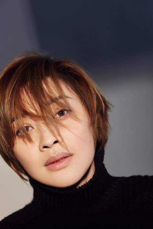 梅婷逛商店笑容甜美似少女宽松衬衣显丰满