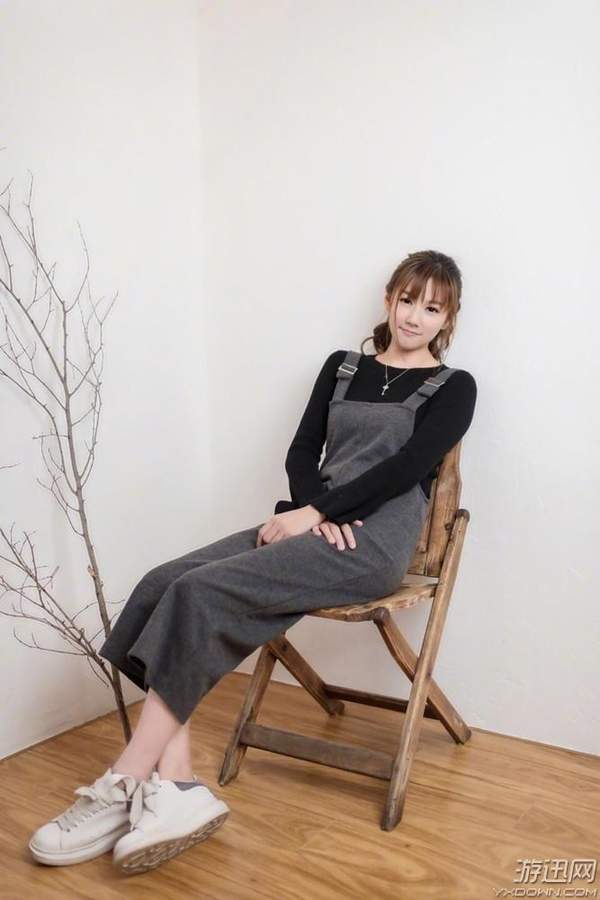 小苍晒《绝地求生》cos照遭粉丝调侃:"吃鸡"老年苍