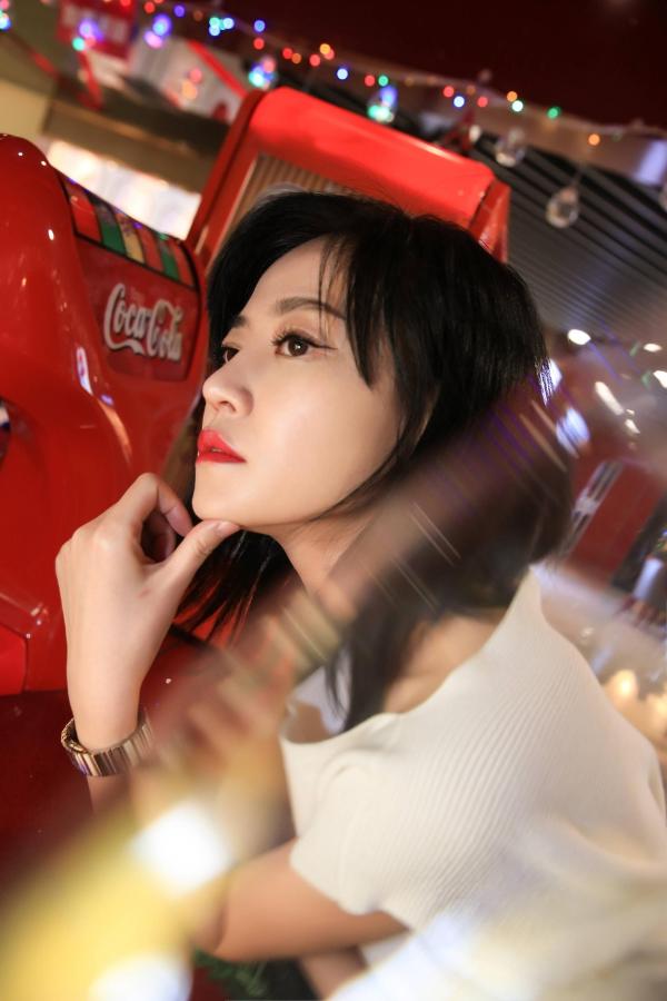 组图:谭卓优雅现身首映交流 感性作品理性解读