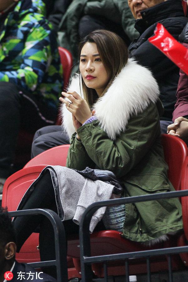 cba新疆vs同曦 李根妻子场边观战嘟嘴卖萌