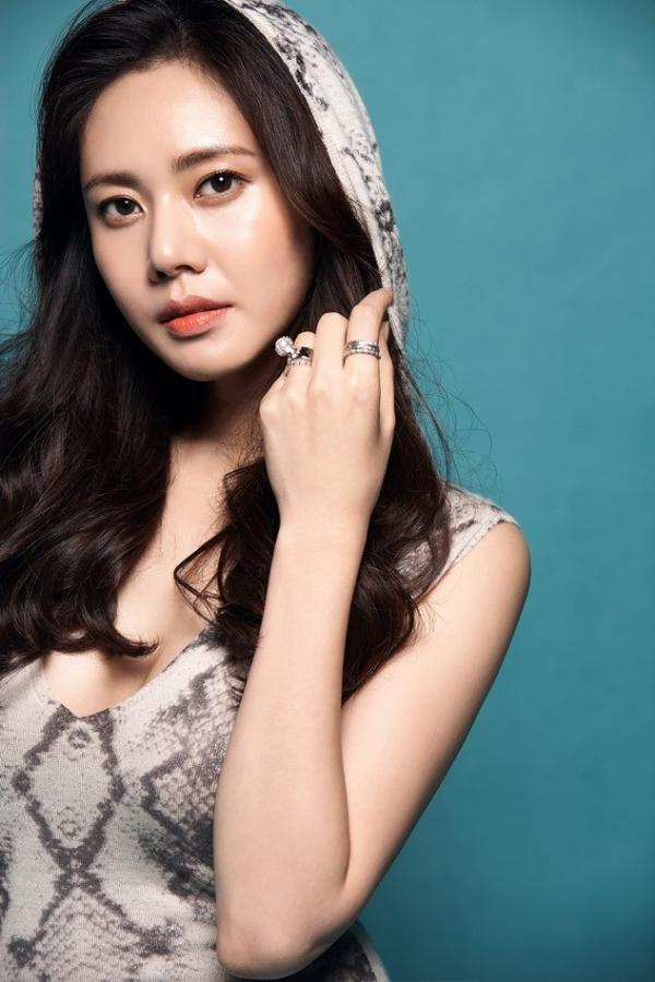 秋瓷炫穿薄纱裤露尴尬