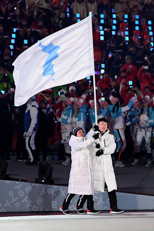 平昌冬奥丨朝韩体育代表团开幕式举朝鲜半岛旗共同入场