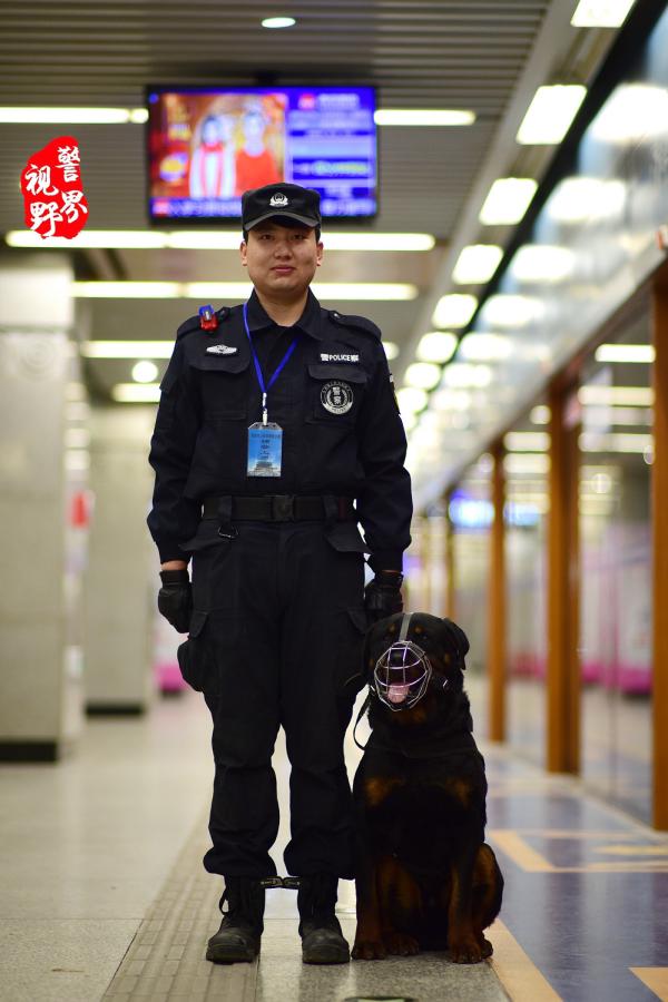 2015年才进入警队的李立,从小喜欢小动物,尤其喜欢狗,西北大学法孪档