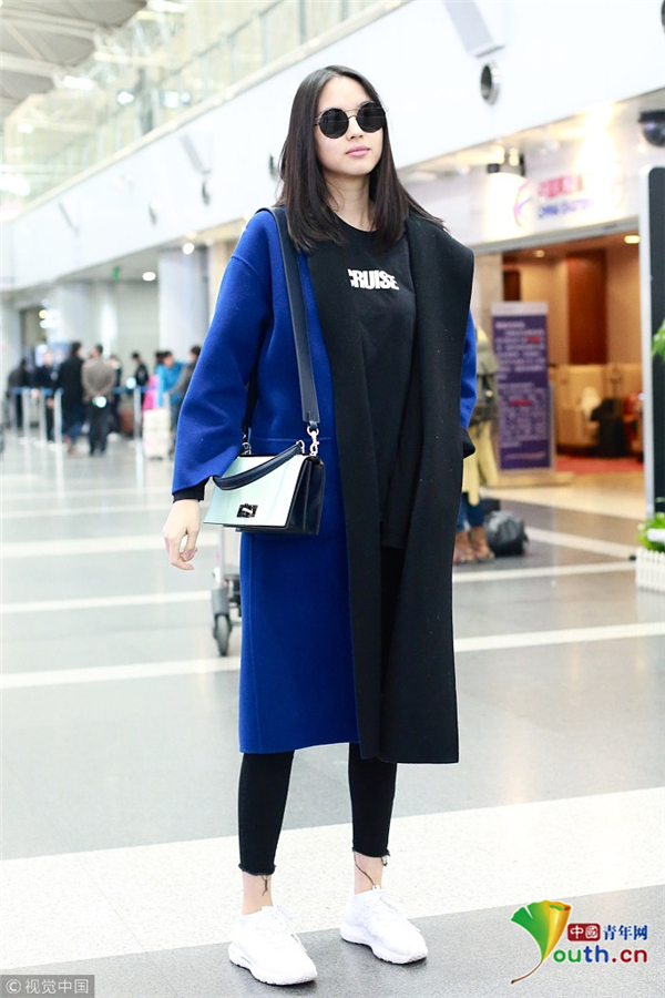 3月4日,张梓琳现身机场从北京飞往上海.