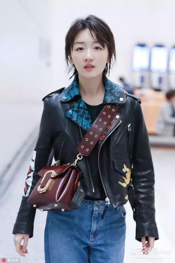 周冬雨皮衣搭破洞裤,私服又酷又好看