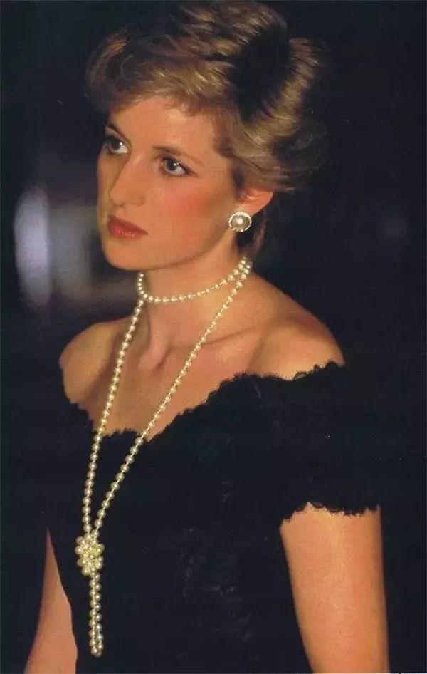 三层珍珠短项链,穿着小黑裙,在《蒂凡尼的早餐》中,还有奥黛丽·赫本