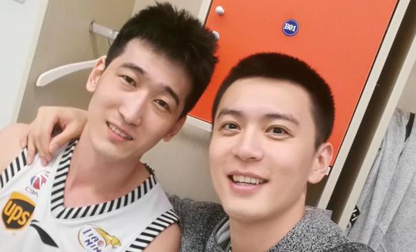 杨鸣晒与刘志轩合影:蹭热度!真大腿