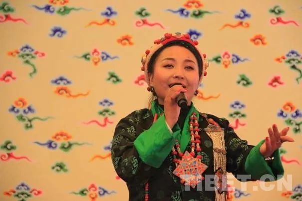 萧萧寒冬一抹春日喀则民族艺术团走进中国藏语系高级佛学院