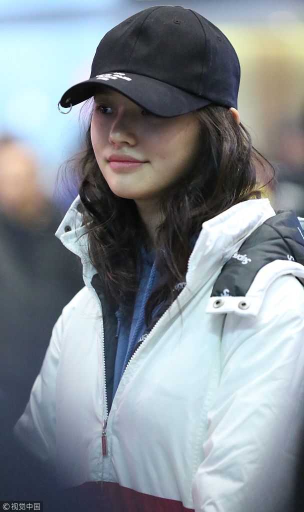 林允睡眼朦胧眼眶"一圈黑" 一件外套反复穿抿嘴笑露酒窝