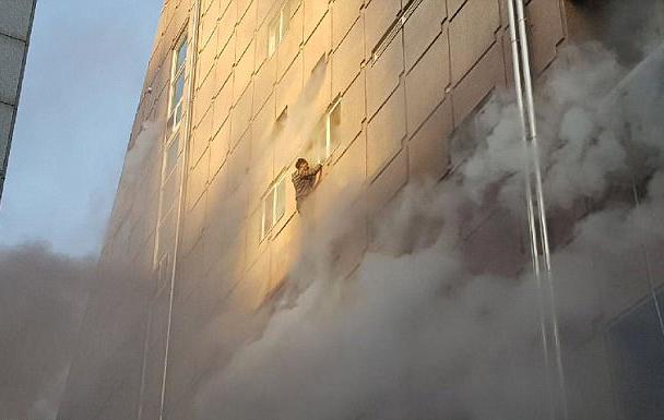 韩国运动中心突发大火 男子高楼跳窗逃生