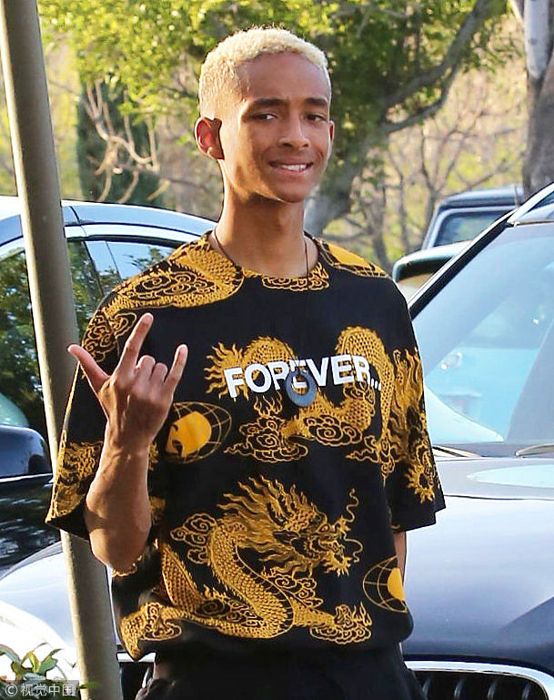 土萌届代表!贾登·史密斯"二龙戏珠"衫另类 对镜头比"love"手势