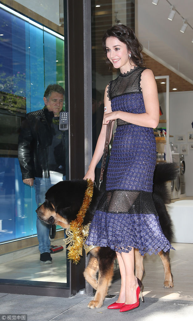 乌克兰名模瑞莎现身小秀美胸与大黑犬上演现实版美女与野兽