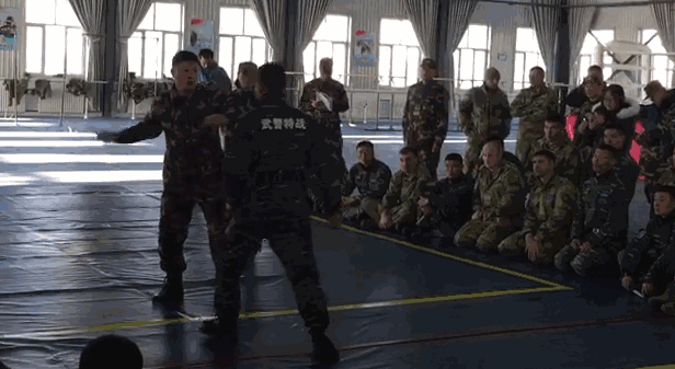 动图丨"中俄-2017":两国兵哥的现场格斗动作,拿好不送