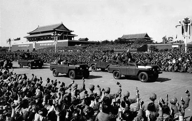 在上世纪六十年代时期,阅兵等重大典礼都能见到bj212的身影.