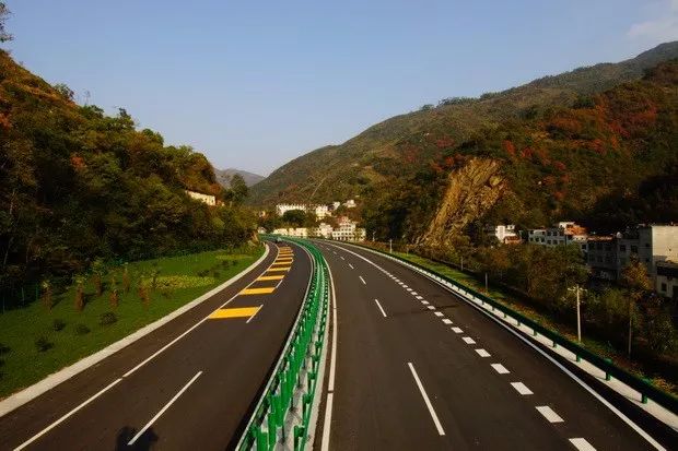 高速公路方面有序推进普速铁路建设,推进实施阳平关至安康铁路扩能