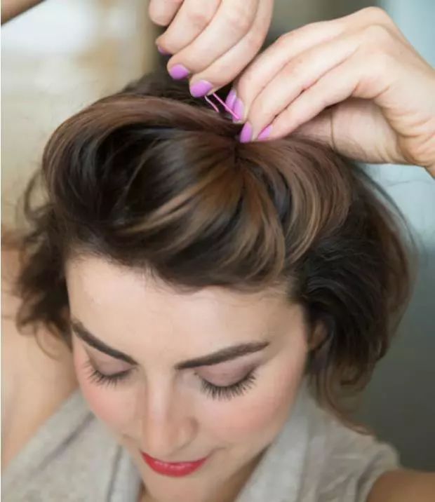 把刘海向上别一下,旋转到蓬松的样子,然后用别针固定在头顶部的位置