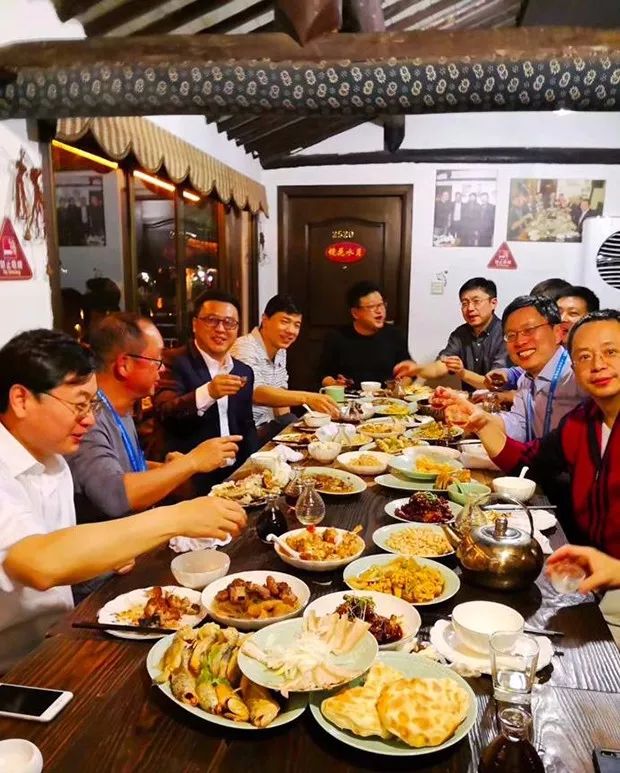 乌镇的饭桌风云马化腾高朋满座马云酒店啃夜宵