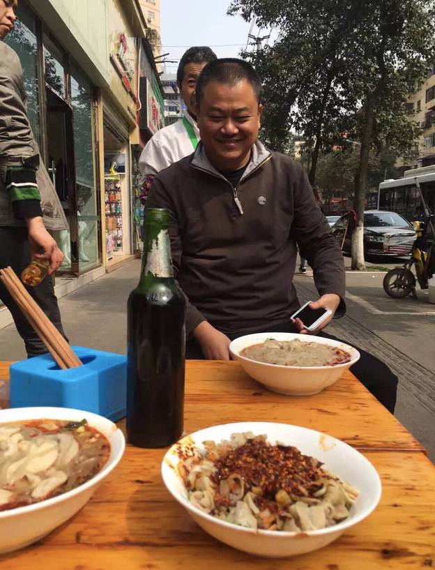 那边回一个地点,饭局上都是罗永浩,崔永元,冯唐,王三表,老六这些远离