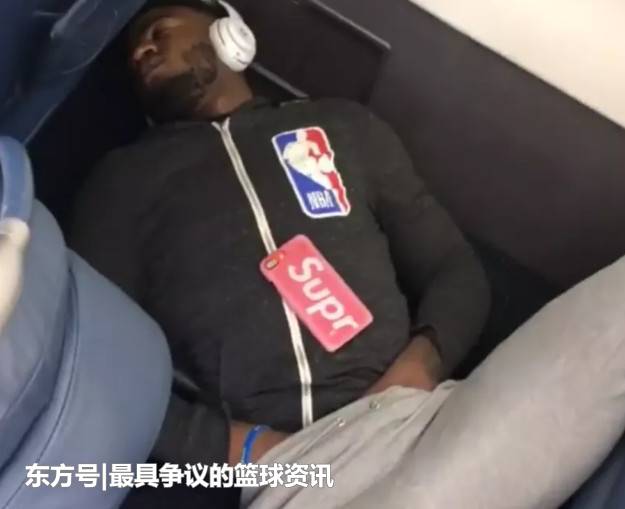 贝尔飞机上双手捂裆睡觉被麦基记录,科比曾做过!向黑曼巴致敬?