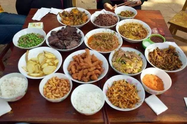 震憾的云南杀猪饭,600人同吃一头猪,究竟有多壮观?