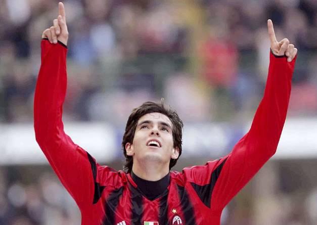 在ac米兰,皇马,巴西国家队,卡卡都在赢球后露出那件"我属于耶稣"的