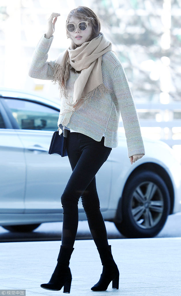 时髦精!李圣经被冻到双手抱胸大长腿抢镜 毛衣搭围巾优雅迷人