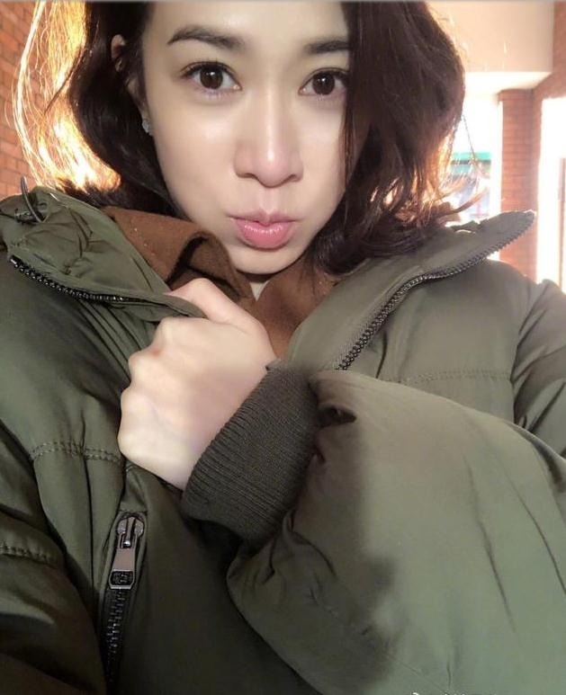 佘诗曼东北工作直呼太冷嘟嘴卖萌少女十足